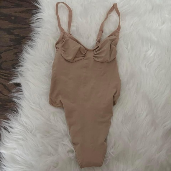 Skims Shapewear Bodysuit THONG BODYSUIT New S - Picture 4 of 6